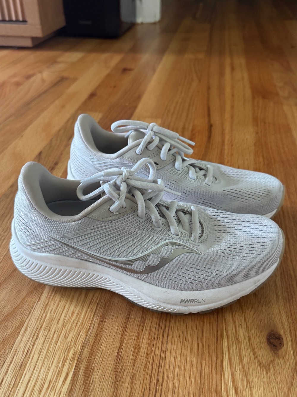 Saucony Women's Light Gray/White Running Shoes size 6.5.